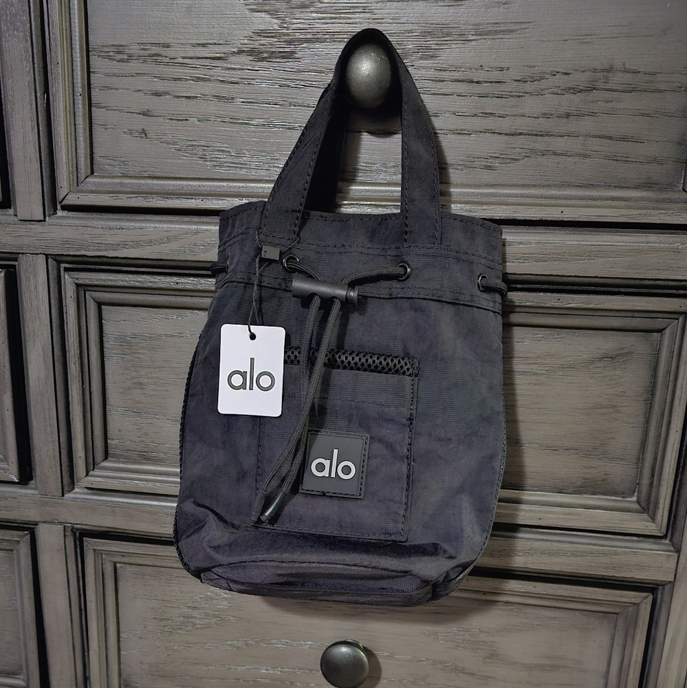 ALO Yoga Crossbody - Picture 4 of 15